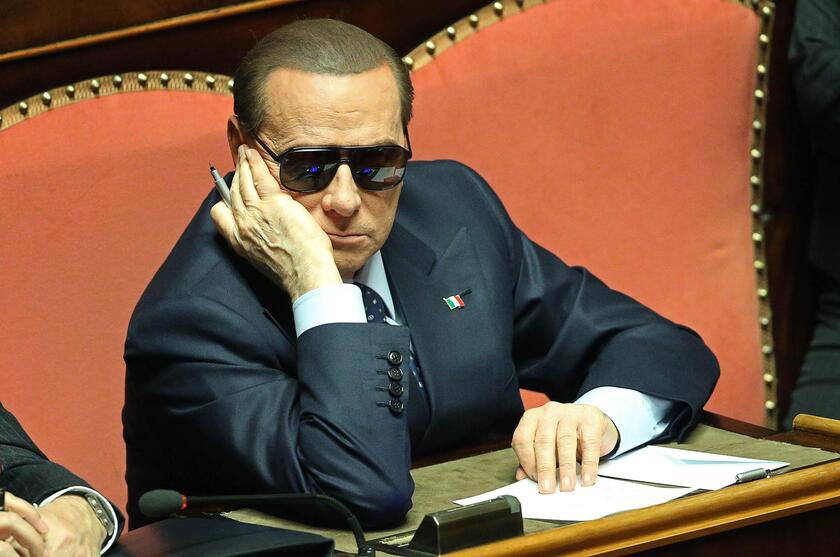 Berlusconi con gli occhiali in Senato - RIPRODUZIONE RISERVATA