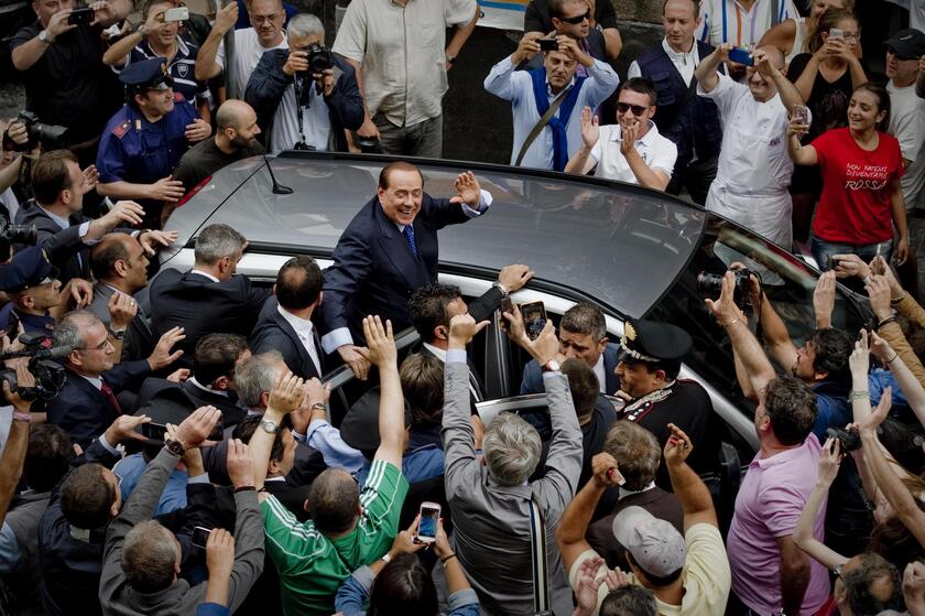 Berlusconi a Napoli - RIPRODUZIONE RISERVATA