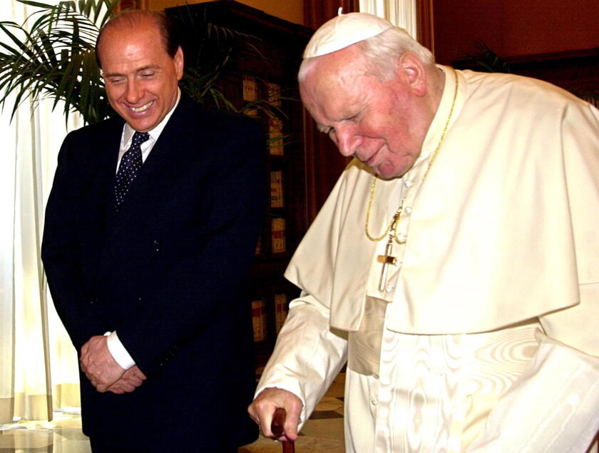 Berlusconi e Giovanni Paolo II © ANSA/EPA