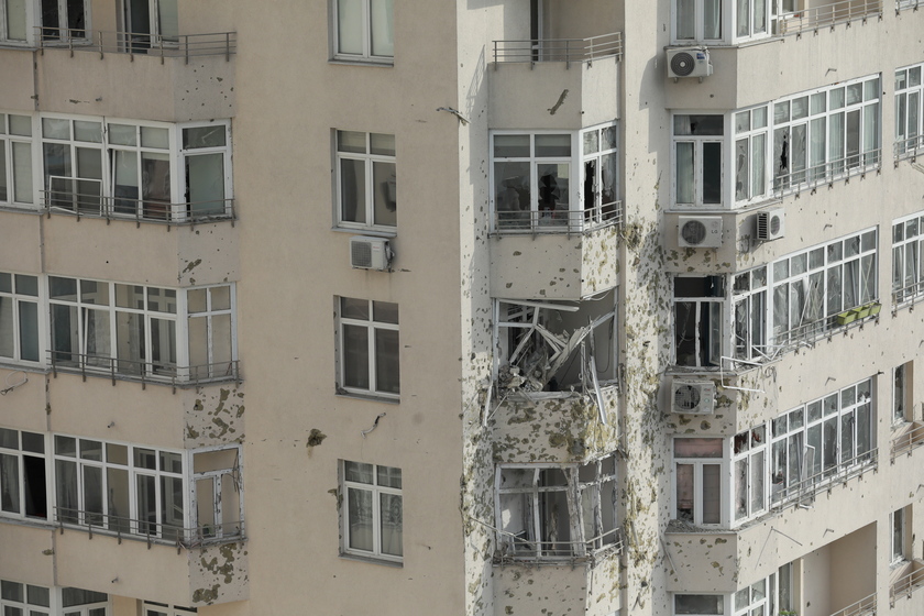 At least three killed as rocket fragments hit high-rise building in Kyiv - RIPRODUZIONE RISERVATA