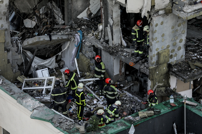 At least three killed as rocket fragments hit high-rise building in Kyiv - RIPRODUZIONE RISERVATA