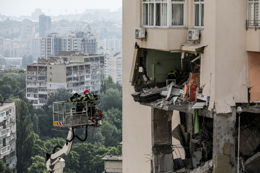 At least three killed as rocket fragments hit high-rise building in Kyiv - RIPRODUZIONE RISERVATA