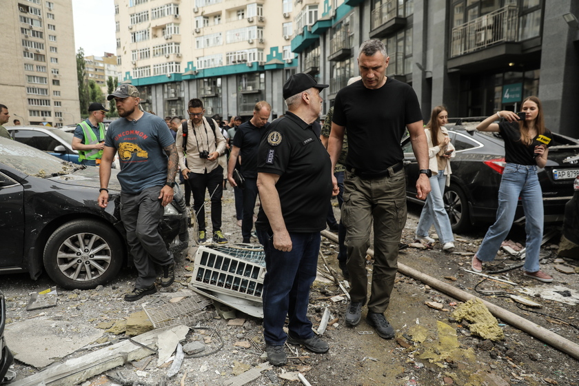 At least three killed as rocket fragments hit high-rise building in Kyiv - RIPRODUZIONE RISERVATA