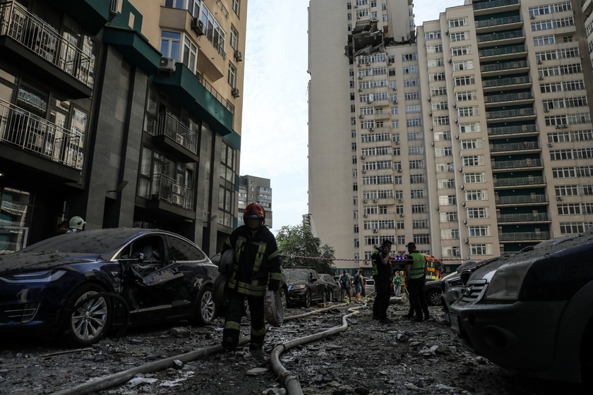 At least three killed as rocket fragments hit high-rise building in Kyiv - RIPRODUZIONE RISERVATA