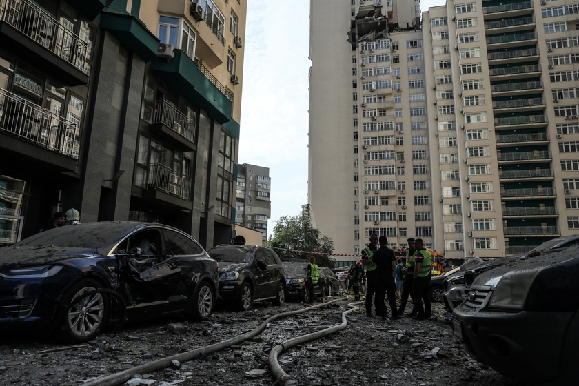 At least three killed as rocket fragments hit high-rise building in Kyiv - RIPRODUZIONE RISERVATA