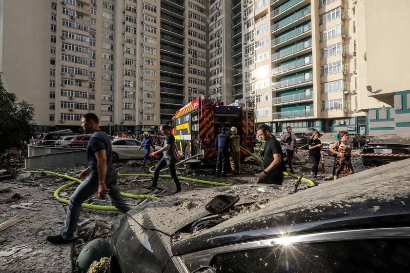 At least three killed as rocket fragments hit high-rise building in Kyiv - RIPRODUZIONE RISERVATA