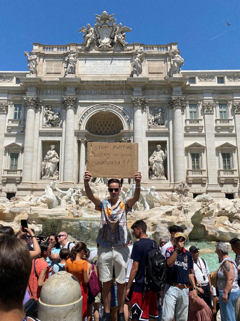 Il Popolo Della Pastasciutta Si Ribella, Cartelli A Fontana Di Trevi ...