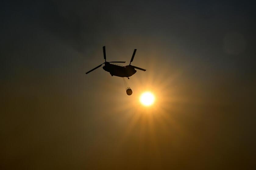 Un elicottero militare Chinook sorvola la zona di New Peramos, vicino ad Atene © ANSA/AFP