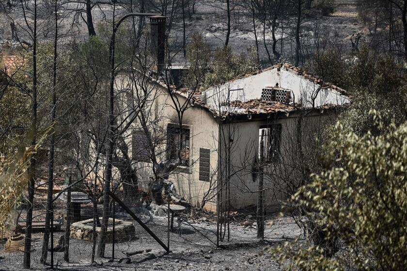 Una casa bruciata durante un incendio nei pressi di Mandra, a ovest di Atene © ANSA/AFP