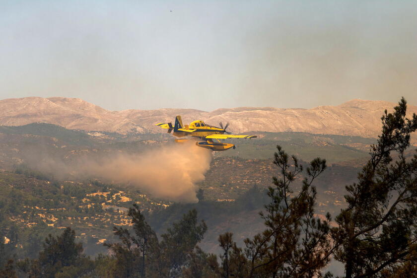 A Rodi dichiarato lo stato d 'emergenza per gli incendi © ANSA/EPA