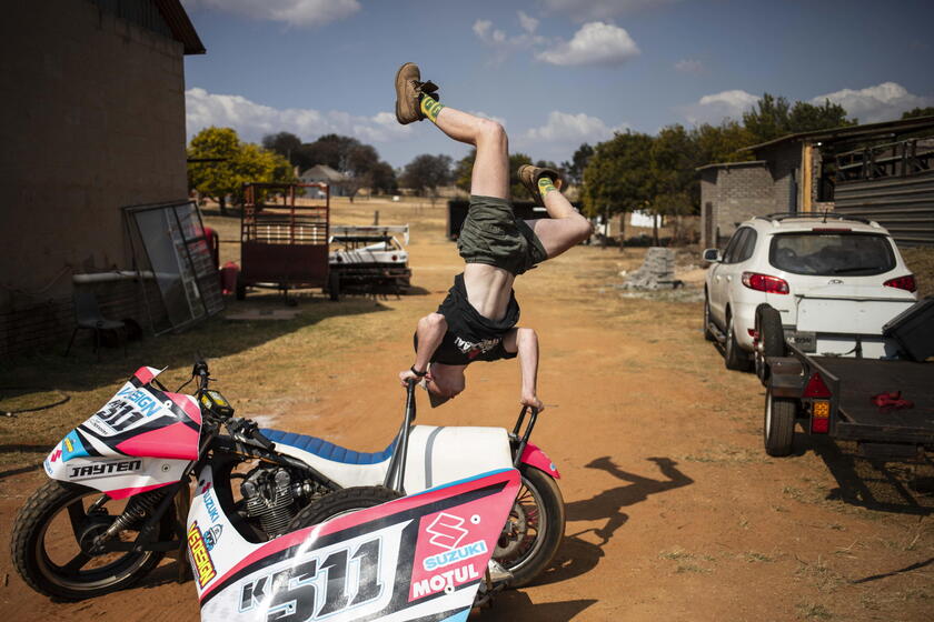 La sfida delle moto sulla pista sterrata di Johannesburg © ANSA/EPA