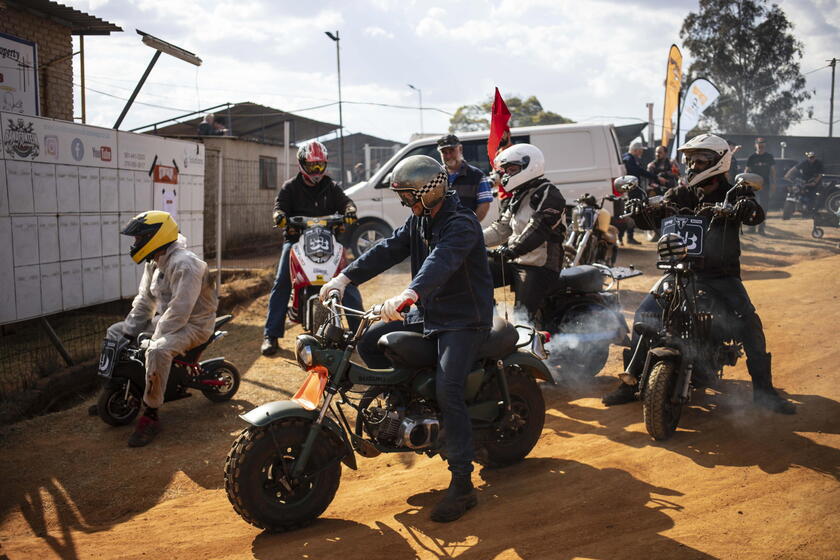 La sfida delle moto sulla pista sterrata di Johannesburg © ANSA/EPA