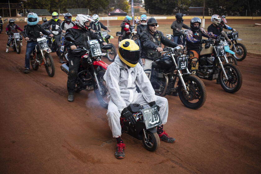 La sfida delle moto sulla pista sterrata di Johannesburg © ANSA/EPA