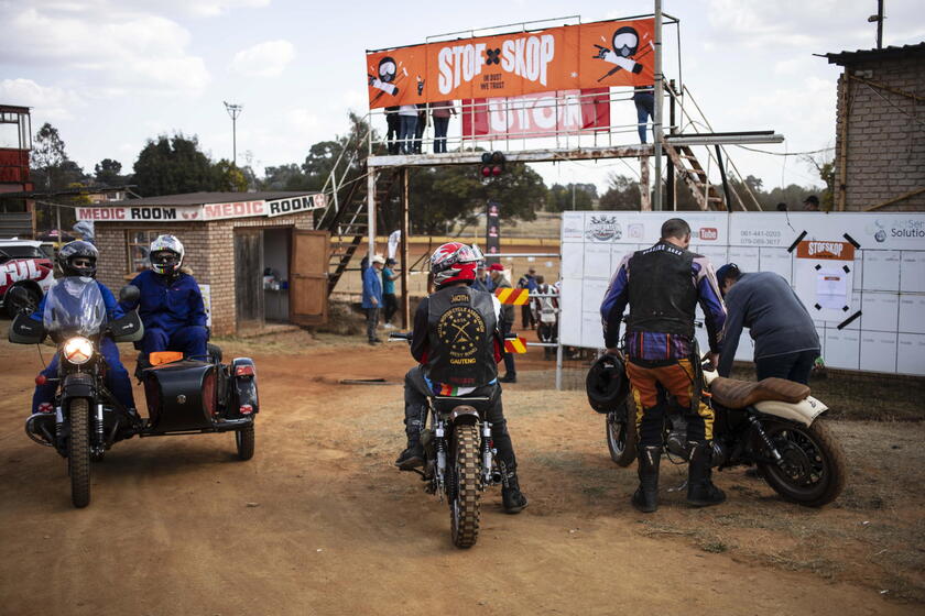 La sfida delle moto sulla pista sterrata di Johannesburg © ANSA/EPA