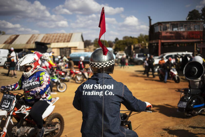 La sfida delle moto sulla pista sterrata di Johannesburg © ANSA/EPA