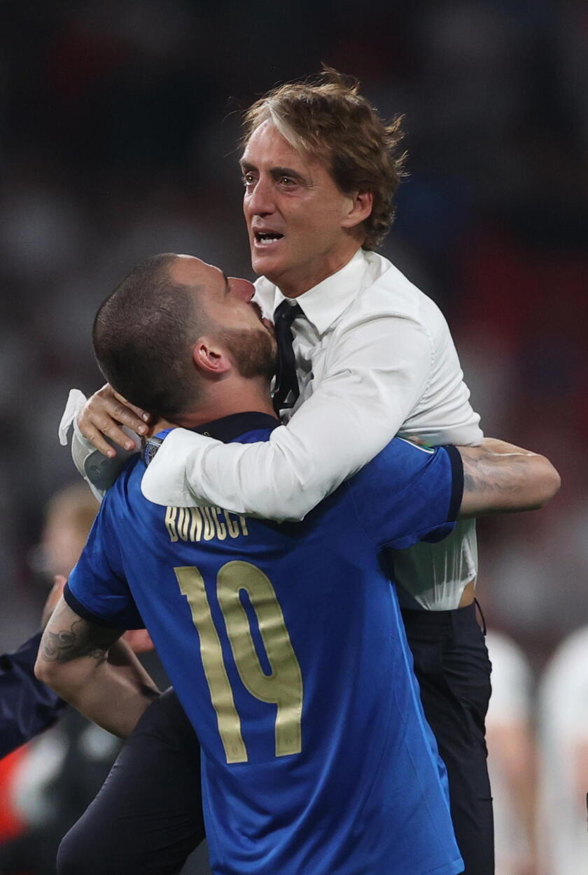 Mancini abbraccia Bonucci dopo la finale di Londra - RIPRODUZIONE RISERVATA