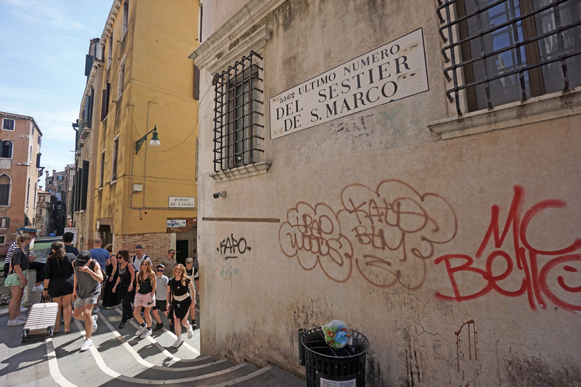 Scarabocchi e graffi di vernice, i vandali dei muri a Venezia - RIPRODUZIONE RISERVATA