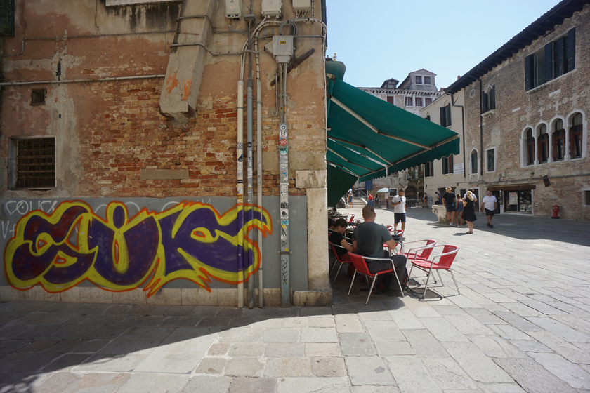 Scarabocchi e graffi di vernice, i vandali dei muri a Venezia - RIPRODUZIONE RISERVATA