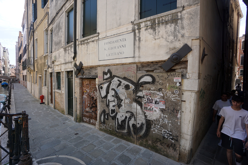 Scarabocchi e graffi di vernice, i vandali dei muri a Venezia - RIPRODUZIONE RISERVATA