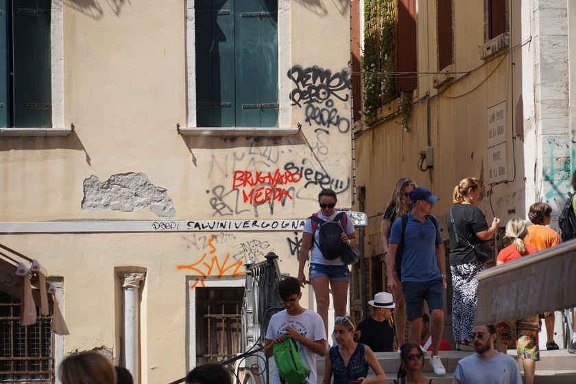 Scarabocchi e graffi di vernice, i vandali dei muri a Venezia - RIPRODUZIONE RISERVATA