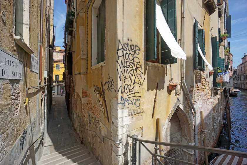 Scarabocchi e graffi di vernice, i vandali dei muri a Venezia - RIPRODUZIONE RISERVATA