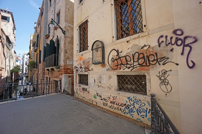 Scarabocchi e graffi di vernice, i vandali dei muri a Venezia - RIPRODUZIONE RISERVATA