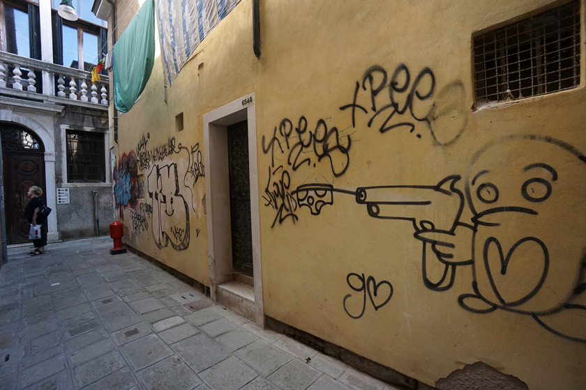 Scarabocchi e graffi di vernice, i vandali dei muri a Venezia - RIPRODUZIONE RISERVATA