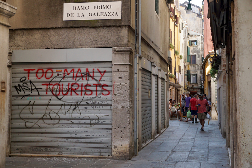 Scarabocchi e graffi di vernice, i vandali dei muri a Venezia - RIPRODUZIONE RISERVATA