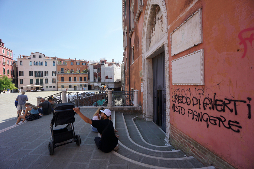 Scarabocchi e graffi di vernice, i vandali dei muri a Venezia - RIPRODUZIONE RISERVATA