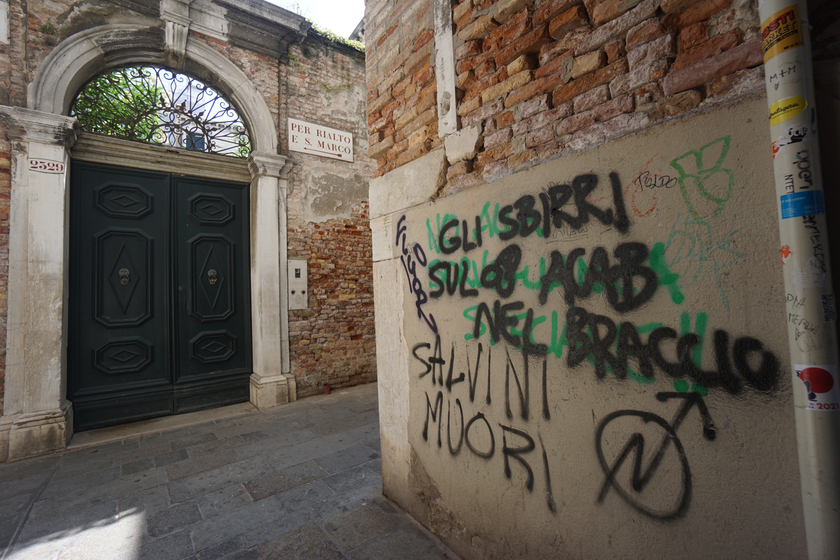 Scarabocchi e graffi di vernice, i vandali dei muri a Venezia - RIPRODUZIONE RISERVATA