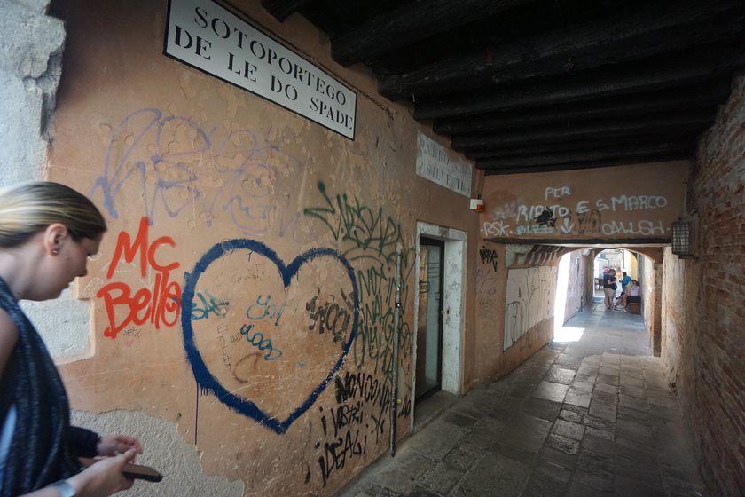 Scarabocchi e graffi di vernice, i vandali dei muri a Venezia - RIPRODUZIONE RISERVATA