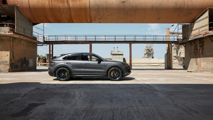 Porsche Cayenne Turbo E-Hybrid - RIPRODUZIONE RISERVATA