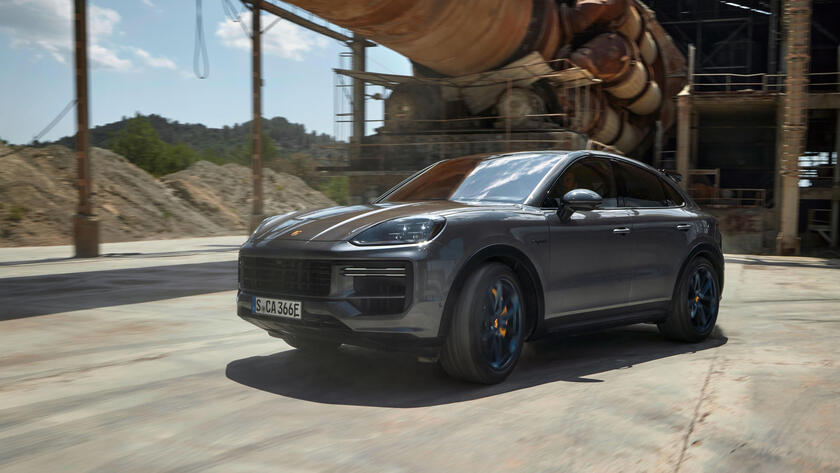 Porsche Cayenne Turbo E-Hybrid - RIPRODUZIONE RISERVATA