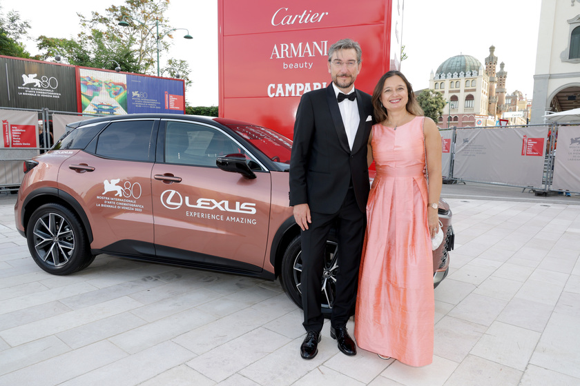 Luigi Ksawery Luca ', CEO di Toyota Italia e Ewelina Ksawery Luca’ alla proiezione di "Ferrari" © ANSA/Lexus/Getty Images