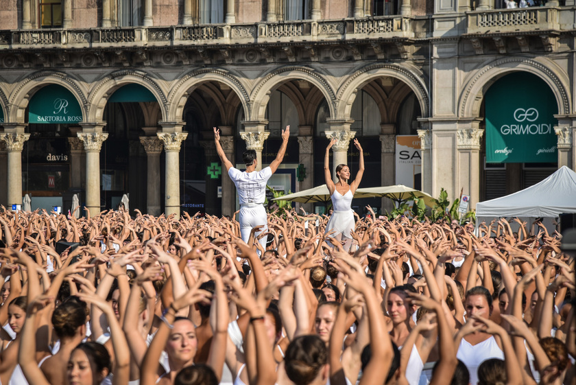 Bolle fa lezione in piazza Duomo,  'la danza è maestra di vita ' - RIPRODUZIONE RISERVATA