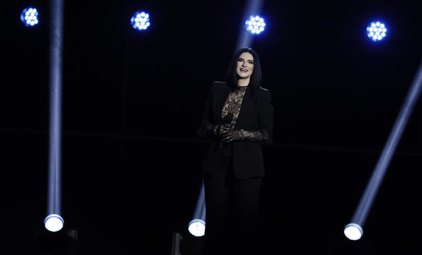 Laura Pausini annuncia il nuovo album Anime Parallele e il tour mondiale  2023/24