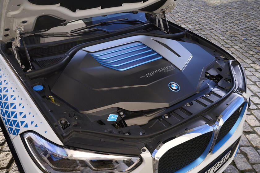 Idrogeno promosso nei test della Bmw fuel cell negli Emirati © ANSA/Bmw