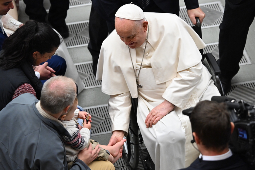 Il Papa, combattere la corruzione e gli abusi di potere - RIPRODUZIONE RISERVATA