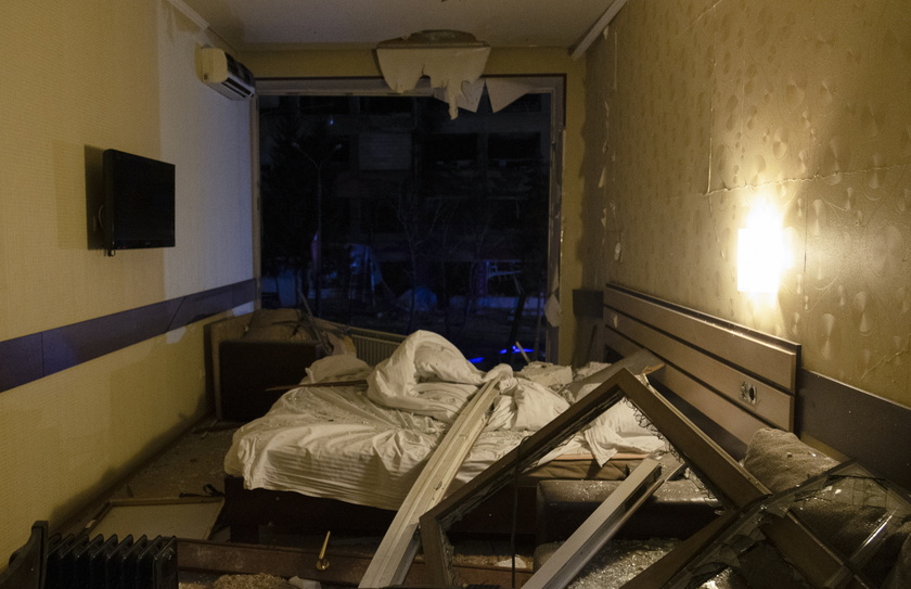 At least 10 people injured in overnight Russian rocket attack on a hotel in Kharkiv - RIPRODUZIONE RISERVATA