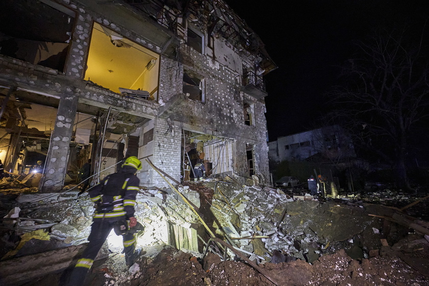 At least 10 people injured in overnight Russian rocket attack on a hotel in Kharkiv - RIPRODUZIONE RISERVATA