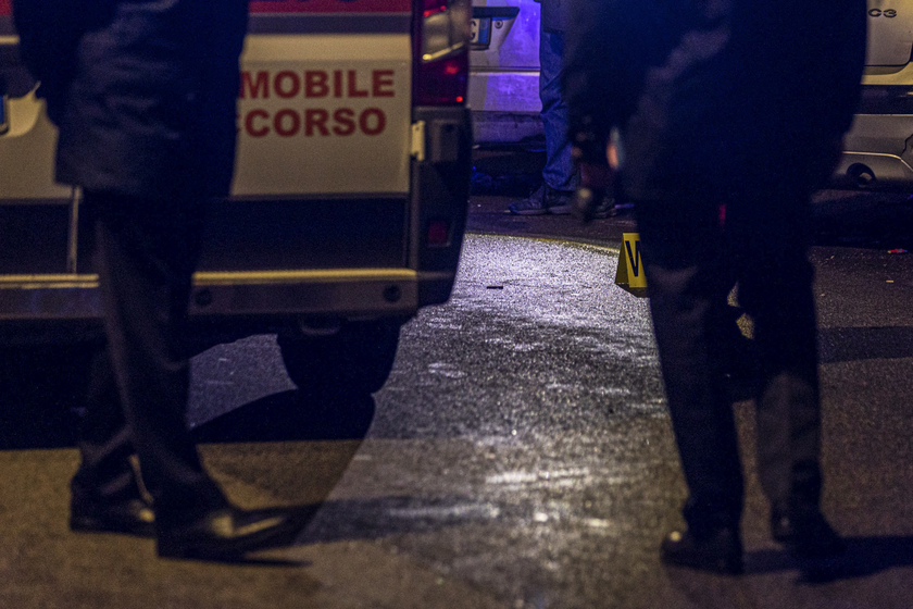 Spari in strada a Roma, morto un 33enne - RIPRODUZIONE RISERVATA