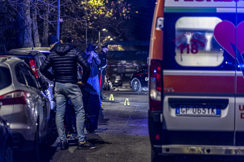 Spari in strada a Roma, morto un 33enne - RIPRODUZIONE RISERVATA