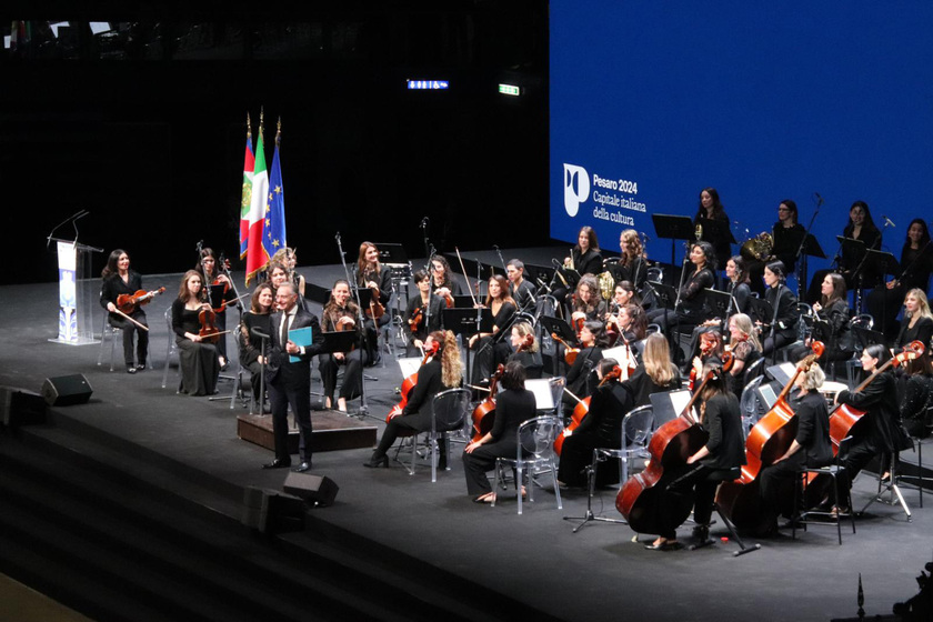 Standing ovation per Mattarella a Pesaro, via a Capitale cultura - RIPRODUZIONE RISERVATA