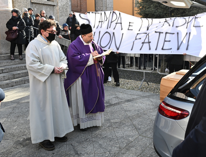 Ristoratrice morta, in mille in chiesa ai funerali di Giovanna - RIPRODUZIONE RISERVATA