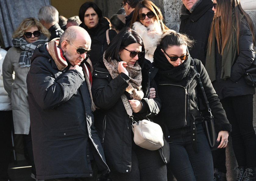 Ristoratrice morta, in mille in chiesa ai funerali di Giovanna - RIPRODUZIONE RISERVATA