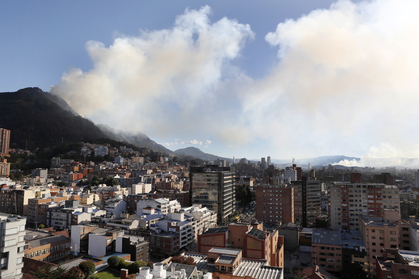 A fire in the eastern hills of Bogota - RIPRODUZIONE RISERVATA