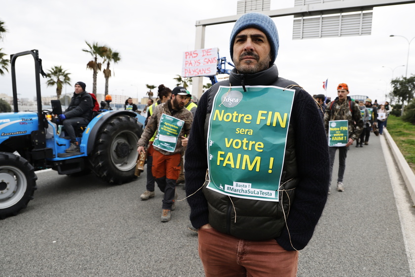 Farmers continue to protest in France - RIPRODUZIONE RISERVATA