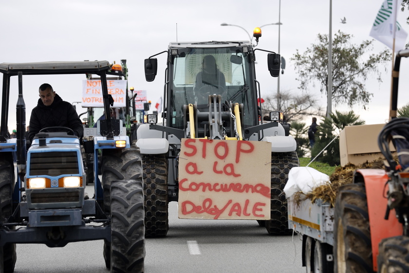 Farmers continue to protest in France - RIPRODUZIONE RISERVATA