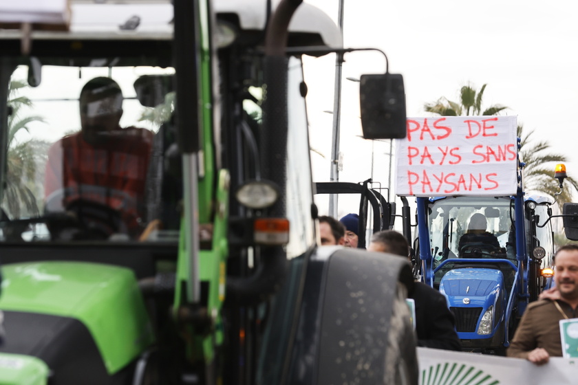 Farmers continue to protest in France - RIPRODUZIONE RISERVATA