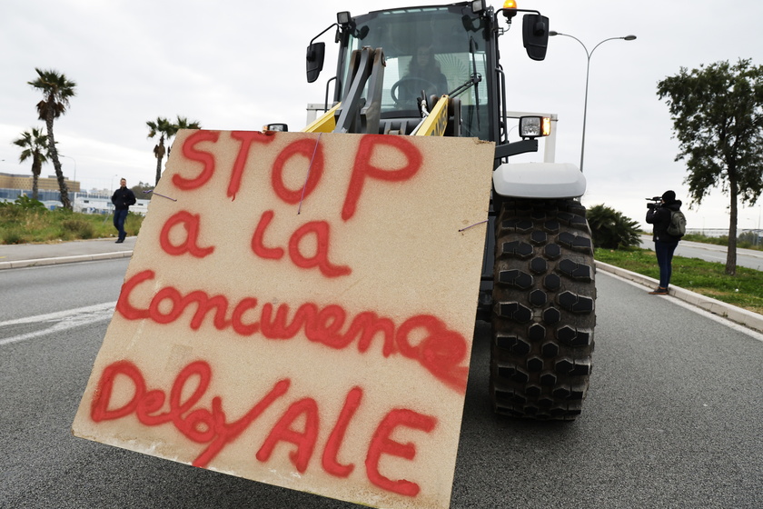 Farmers continue to protest in France - RIPRODUZIONE RISERVATA